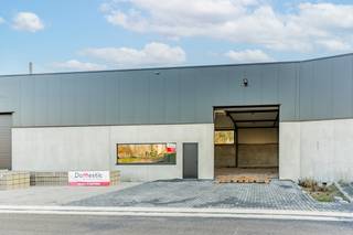 <strong>Moderne en kwalitatieve nieuwbouw bedrijfsunits</strong><span>, ideaal voor ondernemingen die op zoek zijn naar functionele, duurzame en flexibel in te richten bedrijfsruimte.</span><br /><span>De bedrijfsunits hebben een </span><strong>oppervlakte vanaf 353 m² tot 379m²</strong><span>en beschikken over een </span><strong>vrije hoogte van 6,4 meter</strong><span>, wat ruime mogelijkheden biedt voor opslag, productie of ateliergebruik. De units worden </span><strong>casco opgeleverd</strong><span>, waarbij </span><strong>maatwerk en aanpassingen nog mogelijk zijn</strong><span> in overleg met de koper, zoals het plaatsen van tussenvloeren, tussenwanden of het aanpassen van technische specificaties.</span><br /><span>Elke bedrijfsunit is voorzien van </span><strong>drie privatieve parkeerplaatsen</strong><span>. Het gebouw voldoet aan </span><strong>brandklasse C</strong><span> en is opgetrokken in een </span><strong>duurzame staalconstructie</strong><span>. De buitenwanden bestaan uit </span><strong>geïsoleerde betonpanelen tot 3 meter hoogte</strong><span>, gecombineerd met </span><strong>sandwichpanelen</strong><span> aan de bovenzijde. Het dak is volledig </span><strong>geïsoleerd</strong><span> en uitgerust met een </span><strong>lichtstraat met geïntegreerde rook- en warmteafvoer (RWA)</strong><span>, wat zorgt voor natuurlijk daglicht en extra veiligheid.</span><br /><span>Verder beschikt elke unit over:</span><br />
<ul>
<ul>
<li>Een<span> </span><strong>elektrische, geïsoleerde sectionaalpoort</strong><span> </span>van ca.<span> </span><strong>4,0 m x 4,5 m</strong></li>
<li><strong>Nutsleidingen voorzien tot in de unit</strong></li>
<li>Een <strong>polybetonvloer</strong>, af te stemmen na bespreking met de koper</li>
<li>Een <strong>regenwaterput van 10.000 liter per unit</strong></li>
<li>Een <strong>groot raam met uitzicht op de omliggende natuur</strong>, wat bijdraagt aan een aangename werkomgeving</li>
</ul>
</ul>
<span>Uitstekende locatie en bereikbaarheid</span><br /><span>Het project is gelegen op een </span><strong>bruisend bedrijvenpark in Beerse</strong><span> en geniet van een </span><strong>optimale ligging</strong><span> tussen Antwerpen en Turnhout. Dankzij de </span><strong>vlotte aansluiting op de E34</strong><span> is het bedrijvenpark uitstekend bereikbaar voor zowel personeel als klanten.</span><br /><span>Ook met de fiets is de locatie bijzonder goed ontsloten: het </span><strong>centrum van Beerse</strong><span> bereikt u in ongeveer </span><strong>5 minuten</strong><span>, terwijl u </span><strong>binnen 15 minuten</strong><span> in het </span><strong>centrum van Turnhout</strong><span> bent.</span><br /><span>Het </span><strong>openbaar vervoer</strong><span> is ruim aanwezig, met </span><strong>meerdere bushaltes in de directe omgeving van het bedrijvenpark</strong><span>. Het </span><strong>treinstation</strong><span> bevindt zich op ongeveer </span><strong>10 minuten</strong><span>, wat zorgt voor een extra vlotte verbinding met de omliggende regio’s.</span><br /><br /><span>Interessant investeringsproduct</span><br /><span>De combinatie van </span><strong>kwalitatieve nieuwbouw</strong><span>, een </span><strong>strategische ligging</strong><span> en een </span><strong>flexibele indeling</strong><span> zorgt ervoor dat de units </span><strong>vlot verhuurbaar</strong><span> zijn en een </span><strong>duurzaam rendement op lange termijn</strong><span> bieden. Hierdoor is dit project bijzonder aantrekkelijk voor investeerders die inzetten op </span><strong>zekerheid, stabiliteit en toekomstwaarde</strong><span>.</span>