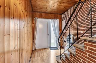 <p>Voor meer info of een bezoek, bel 053 59 49 32 - <strong>Voor meer foto's, check www.topo-immo.be</strong> - In de <strong>Rensbergstraat te Vollezele</strong>, een <strong>rustige en charmante straat in het hart van het Pajottenland</strong>, bevindt zich deze <strong>te renoveren</strong> woning met <strong>drie slaapkamers</strong>. De woning ligt op een mooi perceel van <strong>zeven are</strong> en geniet van een prachtig uitzicht over de omliggende velden en het typische Pajotse landschap. Bij het betreden van de woning kom je in de inkomhal, die toegang biedt tot de gezellige leefruimte met aangrenzende eetplaats. Aansluitend bevindt zich de keuken en een veranda met zicht op de tuin. Verder vind je op het gelijkvloers een badkamer en een praktische berging. Op de eerste verdieping zijn er <strong>drie ruime slaapkamers en een tweede badkamer</strong>, terwijl de zolderruimte extra opbergmogelijkheden biedt. Buiten is er veel opslagruimte voorzien, waaronder <strong>een garage en een schuur</strong>, ideaal voor wie extra plaats zoekt voor werk, hobby’s of stockage. Deze woning vraagt <strong>een grondige renovatie</strong>, maar biedt een uitstekende kans om een prachtige gezinswoning te creëren op een rustige en landelijke toplocatie in het hart van het Pajottenland. Renovatieverplichting: EPC-Label: F - Elektriciteit niet conform - Niet asbestveilig - Verwarming op stookolie</p>