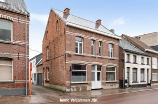 Charming townhouse in Putte with classic look and modern comfort.   This house full of character has a living area of 245 m² and counts four spacious...