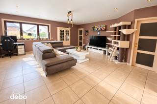 Deze verzorgde en instapklare woning combineert een ruime en lichtrijke leefruimte met een praktische indeling en tal van extra troeven. Met maar liefst 3 slaapkamers, airconditioning, een ruime garage en een gezellige tuin met verhoogd terras biedt deze woning alle comfort voor aangenaam wonen.<br /><br />Indeling van de woning<br />Op het gelijkvloers bevindt zich een zeer ruime garage, die niet alleen plaats biedt voor het parkeren van een wagen, maar ook heel wat extra bergruimte voorziet. Hier bevindt zich eveneens de praktische wasplaats. Vanuit de garage geniet u van een rechtstreekse toegang tot zowel de woning als de tuin.<br />Eerste verdieping<br />Via de inkomhal met afzonderlijk gastentoilet bereikt u de ruime en lichtrijke leefruimte, waar de gezellige zithoek en eetplaats mooi in elkaar overvloeien.<br />Aansluitend bevindt zich de open, volledig ingerichte keuken, voorzien van voldoende kastruimte en de nodige toestellen.<br />De leefruimte is uitgerust met airconditioning, wat zorgt voor extra comfort tijdens de warme zomermaanden.<br />Vanuit de leefruimte heeft u toegang tot het aangename, verhoogde terras.<br />Tweede verdieping<br />Op de tweede verdieping bevinden zich 3 slaapkamers, waarvan de ruimtes eveneens voorzien zijn van airconditioning.<br />De ruime badkamer is uitgerust met een ligbad, afzonderlijke douche, dubbel lavabomeubel en toilet.<br />Daarnaast beschikt de woning over een praktische bergzolder, ideaal voor extra opslagruimte.<br />Buitenruimte<br />De woning beschikt over een gezellige, afgesloten tuin met groenaanleg.<br />Het verhoogde houten terras, rechtstreeks toegankelijk vanuit de leefruimte, vormt een aangename plek om buiten te eten of te ontspannen.<br />Onder het terras bevindt zich bovendien een overdekte, betegelde ruimte, die extra mogelijkheden biedt om van de tuin te genieten.<br /><br />Extra troeven
<ul>
<li><span>Instapklare en verzorgde woning </span></li>
<li><span>3 slaapkamers </span></li>
<li><span>Airconditioning in de leefruimte en slaapkamers </span></li>
<li><span>Badkamer met ligbad én afzonderlijke douche </span></li>
<li><span>Ruime garage met wasplaats </span></li>
<li>Zonnepanelen</li>
<li>Energiezuinige woning</li>
<li><span>Gezellige tuin met verhoogd terras </span></li>
<li><span>Extra bergruimte op zolder </span></li>
</ul>
Bent u op zoek naar een instapklare woning met 3 slaapkamers, een ruime garage en een gezellige tuin? Dan is deze woning beslist een bezoek waard!<br />Contacteer ons vandaag nog en ontdek zelf de mogelijkheden van deze woning tijdens een bezoek!<br />