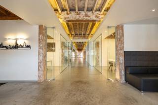 PLAN VIA VOLGENDE LINK UW BEZOEK IN ALSOOK UW GEGEVENS: https://demeester.mijnhuurprofiel.be/whise/7136724<br /><br />Een combinatie van gepolieerde betonvloer, glas en authentieke houten balkenstructuren creëren een zeer karaktervol, industrieel kantoor. <br />Het onthaal met ontvangstruimte begeleidt naar de verschillende burelen al dan niet afsluitbaar. Een bibliotheek of bar vormt de ideale plek om samen te komen. De keuken is voorzien van alle comfort. Aanpalend een terras om in de zomer gezellig buiten te eten. <br />De vele raampartijen zorgen voor lichte kantoorruimtes. De bakstenenmuren en originele houtenroostering zorgen voor esthetiek en inspiratie. <br /><br />Tevens gelegen op een zeer goed bereikbare locatie, m.n. op wandelafstand van het Eilandje en het centrum van Stad, heeft het kantoor een goede ontsluiting via de kaaien en de Leien naar de ring van Antwerpen of de haven. Openbaar vervoer is op luttele wandelminuten. Er bevindt zich eveneens een openbare parking op wandelafstand.