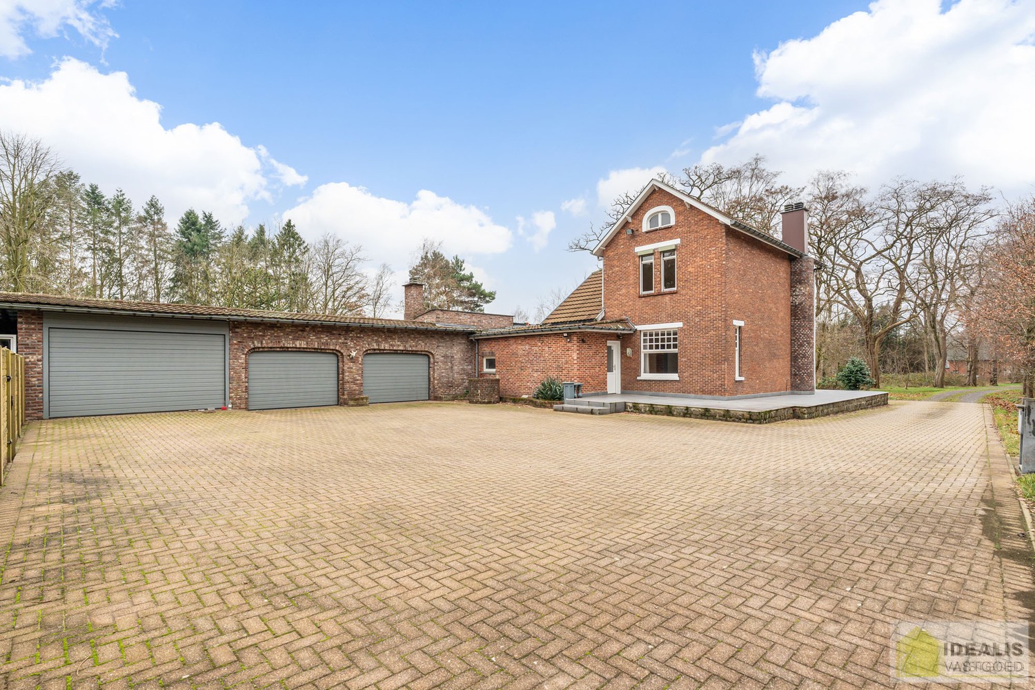 IDEALIS VASTGOED – Ruime te renoveren villa op riant perceel! De villa omvat 198m² netto bewoonbare oppervlakte met een ruime woonkamer en aansluitend uitgeruste keuken, badkamer, 2 grote en 1 kleine slaapkamer, kelder, veranda en 2 garages met sectionale - foto 5