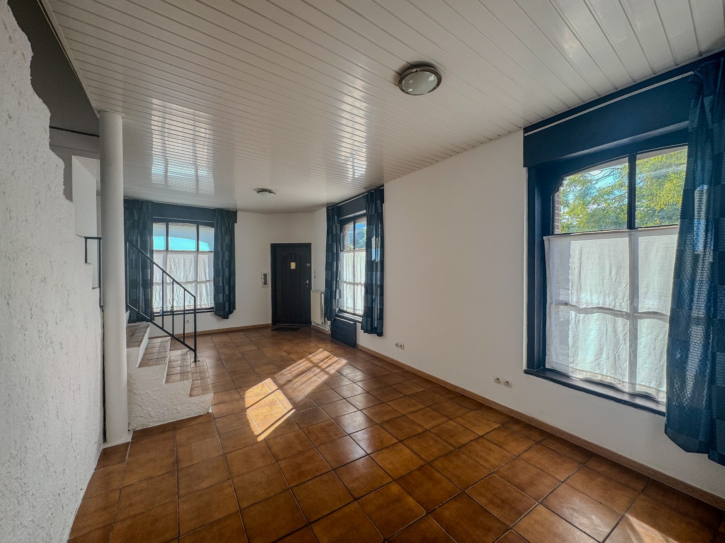 Hoekwoning met 2 slaapkamers en koertje. - foto 3