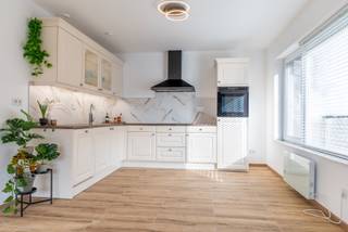 <p>Bent u op zoek naar een verduurzaamde gelijkvloerse woning met Label A? Wij heten u hartelijk welkom bij Nieuwe Stationsstraat 79 in Ravels. Een gerenoveerde en verduurzaamde woning met garage en eigen oprit heeft een woonoppervlakte van 120m2 en staat op een perceel van 679m2 eigen grond en heeft een gunstig energielabel A.</p>
<p>Middels de aangelegde voortuin met oprit bereikt u de entree van de woning. De hal is voorzien van een laminaatvloer en omdat dit een gelijkvloerse woning is toegang tot alle kamers in de woning.</p>
<p>De woning is in 2022 grondig gerenoveerd en gemoderniseerd.</p>
<p>BEGANE GROND</p>
<p>De woonkamer is voorzien van een keramische tegelvloer met houtlook en airco die kan koelen en verwarmen. U hebt direct toegang tot de open keuken, door de vele raampartijen is er veel daglichttoetreding.</p>
<p>De keuken is geplaatst in juni 2024 in een hoekopstelling en voorzien van een inductie kookplaat, een afzuigkap, een inbouwkoelkast, een combimagnetron, een anderhalve spoelbak en vaatwasser en diverse kastruimte en lades, de vloer is voorzien van een keramische tegelvloer in houtlook.</p>
<p>SLAAPKAMERS</p>
<p>Slaapkamer 1 is gelegen aan de zijkant van de woning.</p>
<p>Slaapkamer 2 is gelegen aan de zijkant van de woning.</p>
<p>Slaapkamer 3 is gelegen aan de zijkant van de woning.</p>
<p>Alle slaapkamers zijn voorzien van een keramische tegelvloer met houtlook en elektrisch verwarming.</p>
<p>De moderne badkamer is volledig betegeld en voorzien van een dubbele wastafel met meubel, een radiator, een inloopdouche en toilet.</p>
<p>Naast het toilet in de badkamer, is er een separaat toilet aanwezig.</p>
<p>GARAGE</p>
<p>De volledig gemoderniseerde garage is gecompartimenteerd in een gedeelte garage met elektrische garagedeur en een gedeelte met een keukenblok met enkele spoelbak en magnetron, de aansluitingen van de wasmachine en droogkast zijn hier aanwezig, via de achterdeur heeft u direct toegang tot de tuin. Tevens heeft u via de garage toegang tot de kruipruimte.</p>
<p>TUIN</p>
<p>De op het noorden gesitueerde tuin is voorzien van een terras en een gazon waar heerlijk vertoefd kan worden met een vrij uitzicht over de achtergelegen weilanden.</p>
<p></p>
<p>BIJZONDERHEDEN</p>
<ul>
<li>Bouwperiode 1970;</li>
<li>Energielabel A, geldig tot 20/11/2034;</li>
<li>Woonoppervlak: 120m2;</li>
<li>Perceeloppervlak: 679m2;</li>
<li>Bruto inhoud: 540m3;</li>
<li>1 garage en 1 berging/container;</li>
<li>Zonnepanelen (20 stuks van 2024);</li>
<li>Woning is in 2022 grondig gerenoveerd en verduurzaamd;</li>
<li>Elektrische radiatoren op wifi;</li>
<li>Elektrische boiler op wifi en kan worden geprogrammeerd;</li>
<li>De woning wordt verwarmd en gekoeld door twee warmtepompen;</li>
<li>2 airco’s aanwezig op wifi (zowel koelen als verwarmen);</li>
<li>Keuken geplaatst in juni 2024, ruimte voor eiland te plaatsen;</li>
<li>Elektrische installatie conform tot 17/02/2050;</li>
<li>Slimme meters en geen gas;</li>
<li>Stookolietank gesaneerd en afgvuld;</li>
<li>Grondwaterpomp van 16meter diep;</li>
<li>Woning geschikt voor ouderen of mindervaliden;</li>
<li>Slaapkamers en badkamer op gelijkvloers/begane grond;</li>
<li>NEN 2580 meetrapport beschikbaar;</li>
<li>Gelegen in een rustige omgeving;</li>
</ul>
<p>Van Baarle Makelaardij heeft alle informatie in deze advertentie met de grootst mogelijke zorgvuldigheid samengesteld. Ondanks de betrachte zorgvuldigheid kan de gepubliceerde informatie onvolledig of onjuist zijn. Van Baarle Makelaardij aanvaard geen enkele aansprakelijkheid voor enige onvolledigheid, onjuistheid of anderszins dan wel gevolgen daarvan. U kunt ons uiteraard helpen de informatie correct te houden. Onjuistheden of tips kunt u telefonisch of per e-mail aan ons doorgeven.<br /><br />Meer informatie kunt u vinden op: https://www.vanbaarlemakelaardij.com/</p>
<p></p>