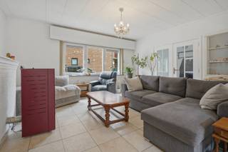 Op een absolute topligging in het centrum van Diksmuide, pal aan het stadspark en op wandelafstand van de Grote Markt, bevindt zich deze instapklare woning. Hier geniet u van een rustige omgeving, terwijl winkels, horeca, scholen en openbaar vervoer zich op enkele stappen bevinden.<br /><br />De woning beschikt over een lichtrijke leefruimte met aansluitend een ingerichte functionele keuken en een praktische berging die extra opbergruimte biedt.<br /><br />Momenteel zijn er 2 volwaardige slaapkamers aanwezig, met de mogelijkheid om eenvoudig een derde slaapkamer te creëren – ideaal voor een gezin, thuiswerk of hobbyruimte.<br /><br />De badkamer is uitgerust met een dubbele lavabo, douche en beschikt over alle nodige voorzieningen.<br /><br />De woning beschikt over een gezellige koer én een aangenaam dakterras waar u in alle rust kan genieten van de buitenlucht.<br /><br />Dankzij de centrale ligging, de instapklare staat, de buitenruimtes en de uitbreidingsmogelijkheden is dit een ideale eigendom voor zowel eigen bewoning als investering.<br /><br />Ramen vernieuwd in 2024!<br /><br />Interesse? Maak dan nu je afspraak voor een bezoek ter plaatse<br /><br />De vermelde prijs is een richtprijs, elk bod wordt voorgelegd aan de eigenaar die zich het recht voorbehoudt om dit te aanvaarden of te weigeren.<br /><br />Neem voorsprong met een vrijblijvende en gratis schatting van uw eigendom via:<br />http://www.residentievastgoed.be/gratisonlineschatten<br /><br />EPC: 413 kWh/m² (Ref. NI22979)