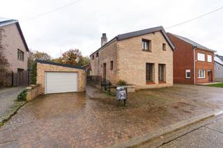 <p><strong>Gelijkvloers</strong> </p><p>Deze woning biedt een royale leefruimte van meer dan 51 m², met aansluitend een keuken van 17 m² die perfect kan worden ingericht als open leefkeuken. Verder vind je op het gelijkvloers een badkamer met ligbad, een inkomhal en een tweede hal die toegang biedt tot een praktische berging van 4 m². </p><p></p><p><strong>Verdiep 1</strong> </p><p>Op de eerste verdieping bevinden zich vier slaapkamers, variërend van 11,5 m² tot 17 m². De ruime nachthal van bijna 13 m² zorgt voor een vlotte circulatie en biedt extra mogelijkheden voor een bureauhoek of ingemaakte kasten. Daarnaast is er een apart toilet aanwezig. </p><p></p><p><strong>Buitenruimte</strong> </p><p>De buitenruimte biedt voldoende plaats voor een tuin, terras of speelzone. Dankzij de rustige ligging geniet je hier van privacy en groen. </p><p></p><p><strong>Conclusie</strong> </p><p>Deze woning aan het Loofven biedt veel ruimte en een logische indeling, ideaal voor gezinnen die op zoek zijn naar comfort en rust in Westerlo. </p><p></p><p>✅ Grote leefruimte van 51 m² </p><p>✅ Keuken van 17 m² </p><p>✅ Vier slaapkamers </p><p>✅ Badkamer met ligbad </p><p>✅ Praktische berging </p><p>✅ Apart toilet op de verdieping </p><p>✅ Rustige ligging in Westerlo </p><p>✅ Veel ruimte en indelingsmogelijkheden</p>