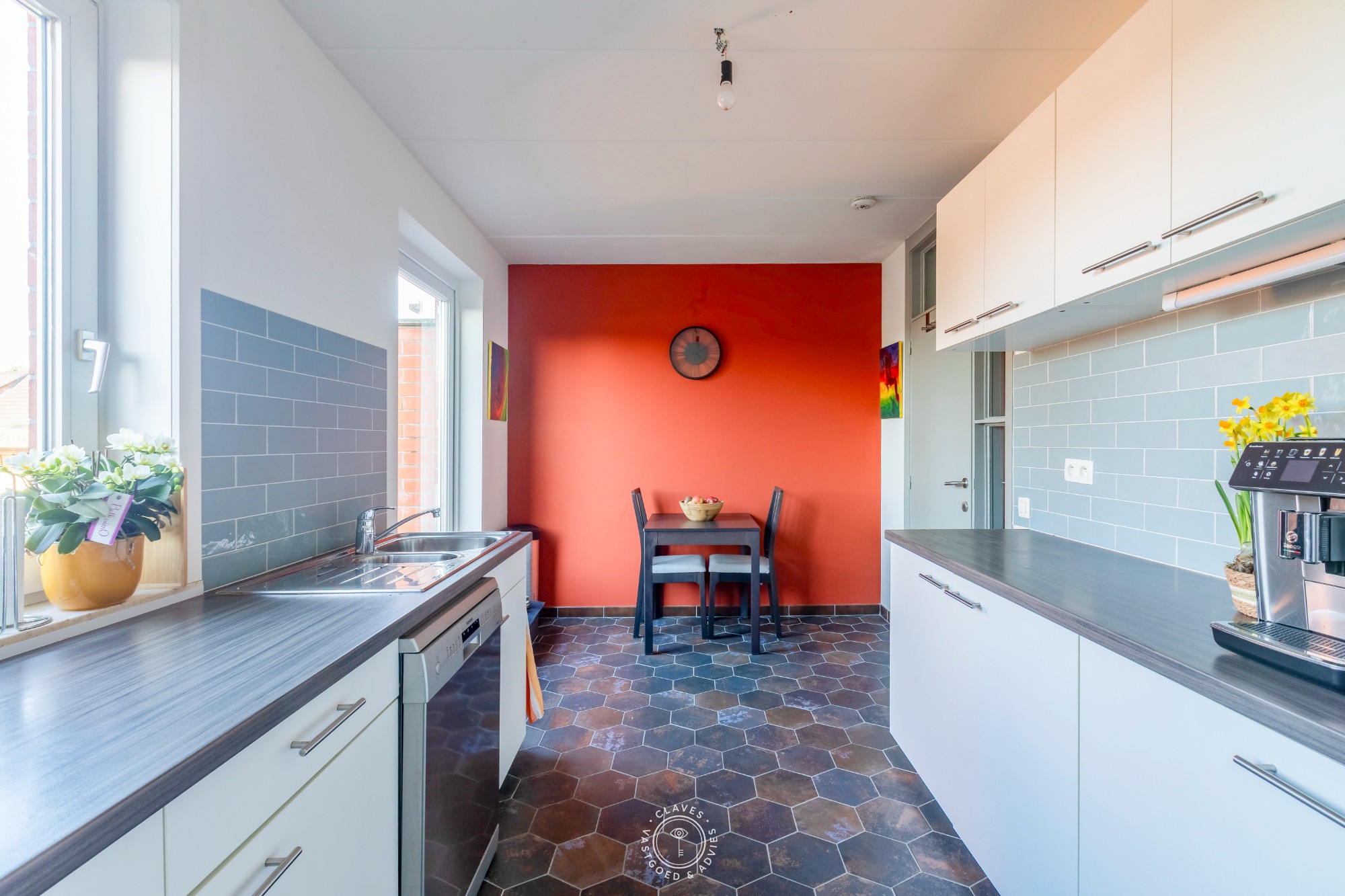 Beneden appartement met één slaapkamer en boven een duplex met drie slaapkamers — twee woonunits op één adres - foto 4