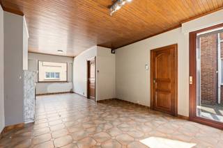 [[ DIT PAND NEEMT DEEL AAN DE ERA OPEN HUIZEN DAG OP 13/6 VAN 14:30 TOT 15:30 ]]
<p>Te koop: halfopen woning in de Van Hovestraat, op wandelafstand van het centrum van Kruibeke.</p>

<p>Deze woning biedt een uitstekende ligging dicht bij winkels, openbaar vervoer en invalswegen. Dankzij de mogelijkheden tot inrichten naar eigen wensen kan je hier jouw ideale thuis creëren. Met vier slaapkamers en een ruime garage heeft het pand enorm veel potentieel voor gezinnen of wie extra ruimte zoekt.</p>

<p>Belangrijkste ruimtes:<br />• Ruime living (27 m²) met open haard, ideaal voor gezellige avonden.<br />• Keuken (10 m²) met ingemaakte kasten.<br />• Badkamer (6 m²) met douche en wastafel in meubel.<br />• Vier slaapkamers (8 m², 12 m², 13 m², 14 m²) voor flexibele indeling.<br />• Garage (30 m²) met veel opbergmogelijkheden.<br />• Meerdere hallen (3,4 m² – 6 m² – 5 m²) voor praktische circulatie.</p>

<p>Troeven:<br />• Toplocatie op wandelafstand van het centrum.<br />• Mogelijkheden tot inrichten naar eigen wensen.<br />• Enorm veel potentieel.</p>

<p>Neem vandaag nog contact op met je ERA-makelaar voor een bezoek. JOUW DROOMHUIS. ZO GEVONDEN!</p>
