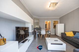 Droomt u van wonen aan zee met een adembenemend panoramisch uitzicht? Dan is dit 1 slaapkamer appartement op de vierde verdieping van Residentie Osborne precies wat u zoekt. het appartement is gelegen in het bruisende centrum van Oostende, hier geniet u dagelijks van een uniek, lateraal zicht op zee en op wandelafstand van winkels, restaurants, openbaar vervoer en alle stadsvoorzieningen. Verder beschikt het appartement over een volledig uitgeruste keuken, een verzorgde badkamer, kelder, en gemeenschappelijke fietsenberging. Bent u op zoek naar een appartement op een absolute toplocatie met een uitzonderlijk uitzicht? Neem dan vandaag nog contact met ons op voor een bezoek.