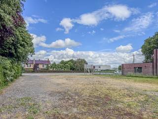 NIEUWE VOORWAARDEN!<br /><br />Uniek perceel bouwgrond van 1.500m² (25m breed x 60m diep, aan 265€/m²) met in het verlengde een gelijklopend, aanpalende groenzone van 1.000m² (25m breed x 40m diep aan 50€/m²) in residentiële omgeving, perfect rechthoekig. Gelegen op een uitstekende locatie schuin over villawijk Eikhofstraat en langs de verbindingsbaan Diksmuide-Ieper, biedt dit perceel tal van mogelijkheden. (zoals vrije beroepen, dokters, advocaten, tandartsen, architecten, boekhouders, eveneens particulieren,...)<br /><br />De aanpalende 1000 m² aan tuingrond kan bijgekocht worden voor €50.000.<br /><br />Voordelen van de locatie:<br />1.Op 10km van de kust, 10km van de autosnelweg, en in vlotte verbinding naar de belangrijkste steden.<br />2.Slechts 3 minuten met de auto naar het gezellige centrum van Diksmuide, met z'n Grote Markt, talrijke horecazaken en winkels, openbaar vervoer, scholen en meerdere recreatieve activiteiten, sportbeoefeningen en ontspanning.<br />3.Op 3km van het prachtige natuurreservaat de Blankaart, ideaal voor de natuurliefhebbers.<br />4.Ook interessant als veilige belegging.