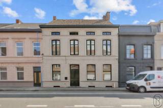 Deze charmante herenwoning geniet van een absolute topligging in het centrum, met winkels, scholen en openbaar vervoer op wandelafstand. Achter...