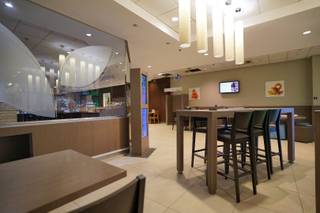 Ici, il y avait le Lunch Garden pendant des années. La clientèle y est toujours, la localisation est parfaite. Ouvrez votre restaurant ici et...