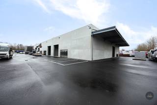 <p>AANDACHT: Tijdens het eerste huurjaar wordt er een korting gegeven op de huurprijs. Deze bedraagt in het eerste jaar 2.000 EUR (excl. btw en excl. gemeenschappelijke kosten). Vanaf het tweede jaar betaalt u de volledige huurprijs van 2.350 EUR (excl. btw en excl. gemeenschappelijke kosten). <br /><br />Bent u op zoek naar een functionele en moderne bedrijfsruimte in de regio Lier - Heist-op-den-Berg? Deze hoogwaardige unit op het industrieterrein van Berlaar biedt u de perfecte combinatie van opslagvolume, toegankelijkheid en extra werkcomfort.<br />Of u nu nood heeft aan een atelier, opslagruimte of een combinatie met een kleinschalige showroom: deze unit is casco opgeleverd, waardoor u de inrichting volledig kunt afstemmen op uw bedrijfsactiviteiten.<br /><br />Belangrijkste troeven:<br />- Uitzonderlijk Volume: Met een hoogte van maar liefst 7 meter benut u de oppervlakte optimaal. Ideaal voor wie in de hoogte wil stockeren of nood heeft aan extra ademruimte voor machines of een tussenverdiep.<br />- Grote Sectionaalpoort: De unit is vlot toegankelijk via een automatische poort van 4m breed en 4,2m hoog, waardoor ook grotere bestelwagens en vrachtwagens probleemloos kunnen laden en lossen.<br />- Overdekte Buitenruimte: Uniek aan deze unit is de buitenluifel. Dit biedt u de mogelijkheid voor overdekte stockage in de buitenlucht of een droge laad- en loszone, ongeacht het weer.<br />- Parkeren voor de deur: Inclusief 2 extra brede parkeerplaatsen direct aan de unit, wat zorgt voor een vlotte logistiek en gemak voor u of uw klanten. Optie tot het huren van extra parkeerplaatsen. <br />- Gelegen op een rustig maar goed bereikbaar industrieterrein.<br />- Vloer: Hoogwaardige gepolierde betonvloer.<br />- Licht: Veel natuurlijk daglicht aanwezig.<br /><br />Waarom Berlaar?<br />De locatie in de Hellegatstraat biedt een uitstekende verbinding met de omliggende gemeenten en een vlotte ontsluiting richting de E313 (Massenhoven) en E19 (Rumst/Mechelen). U bevindt zich hier op een professionele site tussen andere ondernemers.<br /><br />Onmiddellijk beschikbaar!<br /><br />Wilt u deze unit met eigen ogen zien? Neem contact op voor een bezoek: 016 199 348 of stephanie.mottie@homixx.be</p>