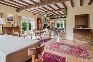 <p>LIGGING<br /><br />Ontdek deze <strong>te renoveren bungalow in de Luchthavenlaan te Sint-Denijs-Westrem</strong>, gelegen in een residentiële woonomgeving. Op wandelafstand bevindt zich het centrum van Sint-Denijs-Westrem met gezellige horeca, winkels en dagelijkse voorzieningen langs de Kortrijksesteenweg.<br /><br />Ook op vlak van bereikbaarheid is de ligging bijzonder interessant. Het centrum van Gent, scholen, winkels en openbaar vervoer bevinden zich vlakbij. Via de Kortrijksesteenweg bereikt u vlot de opritten van de <strong>E40, E17 en R4</strong>.<br /><br />Voor wie graag in het groen vertoeft, liggen het <strong>Duddegembosje en Borluutpark</strong> vlakbij. <strong>Mobiscore: 8,5/10.<br /><br /></strong>INDELING<br /><br />Deze <strong>te renoveren bungalow</strong> is gelegen op een ruim perceel van <strong>892 m²</strong> en beschikt over een totale bruikbare vloeroppervlakte van <strong>174 m²</strong>. De woning biedt een solide basis om volledig naar eigen smaak en woonwensen te renoveren.<br /><br />Via de ruime inkomhal komt u in de <strong>lichtrijke leefruimte</strong> met houten plankenvloer en open haard. Aansluitend bevindt zich de afgesloten keuken.<br /><br />De <strong>zuidwestgerichte tuin</strong> vormt een aangename troef. Het ruime terras zorgt voor een mooie verbinding tussen woning en tuin.<br /><br />Verder beschikt de woning over <strong>drie slaapkamers, een badkamer, apart toilet en een inpandige garage</strong>.<br /><br />Een droge kelder en ruime zolderverdieping bieden bijkomende bergruimte en mogelijkheden tot verdere inrichting.<br /><br /><strong>Renovatieplicht: ja<br /><br /></strong>TROEVEN</p>
<ul>
<li><strong>Te renoveren bungalow</strong> in een residentiële buurt van Sint-Denijs-Westrem</li>
<li>Zuidwestgerichte tuin</li>
<li>Inpandige garage en verschillende parkeermogelijkheden</li>
</ul>
<p><strong>Een interessante renovatiekans voor wie op zoek is naar een woning met ruimte en een mooie tuin in Sint-Denijs-Westrem.<br /><br /></strong>Mis deze opportuniteit niet! Contacteer Bram voor meer info en/of een bezoek: <strong>0471 76 90 50<br /><br /></strong><em>(Sted. inl. in aanvraag)</em></p>