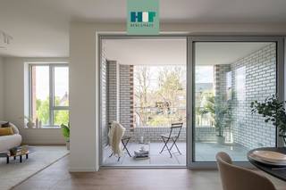 BEZOEK DE NIEUWE MODELWONING EN INGERICHTE APPARTEMENTEN – 6% btw mogelijk<br /><br />We nodigen je uit om wonen op zijn best te ervaren. Ontdek de nieuwe ruime modelwoningen (4 slpk) en verschillende ingerichte appartementen, midden in het autovrije binnengebied. Ook de tuin, een rustige oase in de stad, wordt momenteel volop aangelegd. Ruimte, rust, licht en comfort staan deze keer centraal, precies zoals wonen in Hof Berlamuze bedoeld is.<br /><br />Dit project geniet van het verlaagde btw-tarief van 6% btw voor sloop en heropbouw, onder voorwaarden. NIEUW: niet alleen wie een Hof Berlamuze appartement of woning koopt voor eigen bewoning, maar ook investeerders (particulier of vennootschap) kunnen nu van dit gunsttarief genieten. (www.hofberlamuze.be/6btw)<br /><br />De werken zitten in een vergevorderde fase en de modelappartementen zijn klaar voor uw bezoek. Kom zelf de hoogwaardige afwerking en het wooncomfort ontdekken in deze inspirerende, nieuwe woonomgeving.<br /><br />Hof Berlamuze telt zeven stijlvolle laagbouw woongebouwen, harmonieus ingepast rond een centraal binnenhof met veel groen en rust. Het aanbod is divers: van comfortabele appartementen met 1 slaapkamer tot ruime gezinswoningen met 4 slaapkamers.<br />Hier woon je vlak bij de muziekschool en middenin het kloppende hart van Lier – waar cultuur, natuur en water samenkomen.<br /><br />Hof Berlamuze: hier zit muziek in jouw toekomst!<br /><br />Info:<br />www.hofberlamuze.be<br />Een persoonlijke afspraak?<br />www.hofberlamuze.be/maak-afspraak/ - wonen@fidesinvest.be - t 03 232 54 00<br /><br />Dit lichtrijke, eigentijdse en kwalitatief afgewerkte appartement biedt een ruime leefruimte met volledig uitgeruste keuken, die rechtstreeks toegang geeft tot het zonnige terras. Het appartement is voorzien van vloerverwarming in alle ruimtes, aangestuurd via een energiezuinige lucht/water warmtepomp. Verder beschikt het over twee volwaardige slaapkamers, een ingerichte badkamer, een apart toilet en een praktische berging.<br />Dankzij de aluminium raamprofielen en de hoogwaardige thermische en akoestische isolatie geniet u hier van optimaal wooncomfort, het hele jaar door.<br /><br />Info? www.hofberlamuze.be. Een afspraak? www.hofberlamuze.be/maak-afspraak/ - wonen@fidesinvest.be - t 03 232 54 00.