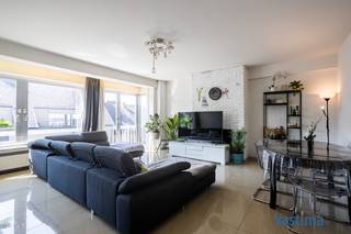 Bent u op zoek naar een interessante investering of jouw eigen stek in centrum Aalst? Ontdek dit ruim appartement, ideaal gelegen op de 3de...
