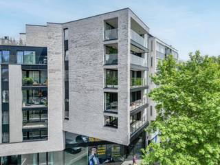 In het bruisende centrum van Genk, in de centrale Kapelstraat, bevindt zich dit uitzonderlijk appartement van 121 m² (bj 2022), afgewerkt tot in de perfectie en voorzien van alle comfort en luxe die u zich kunt wensen. Gelegen op de derde verdieping, biedt dit appartement een groen uitzicht op de omliggende bomen vanaf het royale terras. <br />Stap binnen en ervaar de klasse: maatwerk tot in elk detail, van op maat gemaakte inbouwkasten tot zorgvuldig uitgekozen lichtarmaturen. Het appartement wordt volledig gemeubileerd verkocht, exact zoals u het op de foto’s ziet, inclusief het high-end designmeubilair en de stijlvolle inrichting. Alles vormt een harmonieus en tijdloos geheel waar stijl en functionaliteit moeiteloos samensmelten.<br />De ruime leefruimte baadt in het licht en sluit naadloos aan op een open keuken met hoogwaardige toestellen en een strakke afwerking. Het appartement telt in principe twee slaapkamers, waarvan één momenteel is ingericht als een elegante dressing, een perfecte invulling voor wie houdt van orde en luxe. De badkamer is modern en stijlvol ingericht, en in elke ruimte zorgen ingebouwde kasten voor zowel esthetiek als praktisch comfort.<br />Verder beschikt het appartement over een uitzonderlijk grote kelderberging, die het resultaat is van drie samengevoegde kelders – ideaal voor extra opslagruimte. Uw wagen parkeert u veilig in de verplicht bij aan te kopen ondergrondse garage met elektrisch laadpunt, bereikbaar via een autolift (prijs bedraagt 35.000€), en ook aan fietsen is gedacht dankzij de gemeenschappelijke fietsenstalling.<br />Dit unieke appartement bevindt zich op dichte wandelafstand van winkels, supermarkten, horecazaken, het station en alle belangrijke voorzieningen. Het biedt een zeldzame combinatie van stedelijke dynamiek, serene woonkwaliteit en pure elegantie. Een instapklare parel voor wie zonder compromissen wil wonen in het hart van Genk.<br />Interesse? Neem contact met ons op voor meer info of een plaatsbezoek.