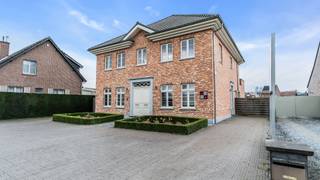 Welkom op het Brammertstraatje 17 bus 1 in Dilsen-Stokkem.<br /><br />Gelegen op een goed zichtbare en rustige locatie, treffen we dit modern kantoor/bureel.<br /><br />Dit kantoor beschikt over een oppervlakte van 194 m², verdeeld over twee verdiepen.<br />Het kantoor is volledig bemeubeld en voorzien van inbouwkasten, burelen, etc...<br />Daarenboven is het kantoor zeer energiezuinig (A label).<br />Op het gelijkvloers beschikt u over voldoende parkeergelegenheden.<br /><br />Indeling van het kantoor <br /><br />1ste verdieping:<br />- Bureau 1 : <br />- Bureau 2: <br />- Bureau 3: <br />- Vergaderzaal: <br />- Keuken: <br />- Opslagruimte : <br />- Toilet: <br />- Receptie:  <br />- Wachtruimte: <br /><br />2de verdieping:<br />- Kantoorruimte<br /><br />Enkele bijzonderheden:<br />+ Gunste energiescore (A label)<br />+ Voldoende parkeergelegenheden<br />+ Bemeubeld (indien gewenst)<br />+ Rustige locatie<br />+ Aanwezigheid van airco<br />+ Bijzonder veel lichtinval<br /><br />Financiële info:<br />- Maandelijkse huur: 1650 euro<br />- Waarborg: 4950 euro (3 maanden)<br />- Nutsvoorzieningen van water, stroom en gas: apart te betalen<br /><br />Het grondplan kan u in bijlage downloaden.<br /><br />Wenst u een bezoek of meer informatie?<br />Gelieve uw aanvraag via e-mail te sturen naar info@frerevastgoed.be