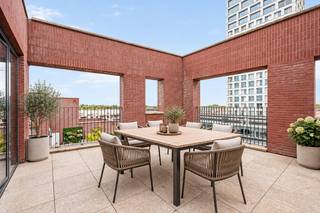 TURNOVA RESIDENTIES, RES. MUZIEK, WOORD & DANS, IN ALLE RUST WONEN IN HET CENTRUM VAN TURNHOUT <br /><br />Residenties Muziek, Woord & Dans genieten optimaal van hun centrale ligging, niet alleen maken ze deel uit van Turnova, wat staat voor wonen, werken, shoppen, kunst, cultuur etc. maar kan je er ook in alle rust en privacy thuiskomen en genieten van het Academisch kwartier. <br /><br />De 3 typerende gebouwen in de Baron Frans du Fourstraat zorgen voor optimaal comfort. De gelijkvloerse appartementen hebben een private tuin, de appartementen op de verdiepingen genieten dan weer van een terras.<br /><br />Wonen in het Academisch kwartier is voor iedereen wat wils, zo kan u kennismaken met appartementen die nog naar persoonlijke smaak afgewerkt kunnen worden of kan u onmiddellijk van start gaan in één van de afgewerkte modelappartementen.<br /><br />In het centrum van Turnhout, vlak bij de Grote Markt, maakt u kennis met “Turnova”! Een bruisend nieuw stadsdeel. Naast appartementen en een 40-tal winkels is er ook plaats er ook de nieuwe Stedelijke Academie van Schone Kunsten, luxe-hotel Corsendonck, 3 restaurants waarvan we “Hert” terugvinden op de hoogste verdieping van de Turnova Toren met een ongelooflijk uitzicht en een grote ondergrondse parking. Drie pleinen met een eigen sfeer versterken het stadshart. Samen met de gezellige cafés, restaurants en terrasjes geeft Turnova ongetwijfeld een nieuwe dimensie aan het stadscentrum.<br /><br />Momenteel zijn nog enkele appartementen beschikbaar in Residentie Academie, wees er dus snel bij!<br /><br />Maak nu een afspraak via nieuwbouw@hillewaere.be of contacteer onze nieuwbouw makelaar om meer te weten te komen over dit project op 014/ 45 10 11 !