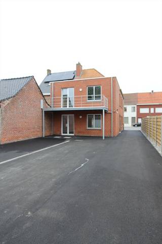 Ruim appartement op de 1ste verdieping, bestaande uit: inkomhal - grote leefruimte - open keuken met inbouwtoestellen (frigo en vaatwas)...