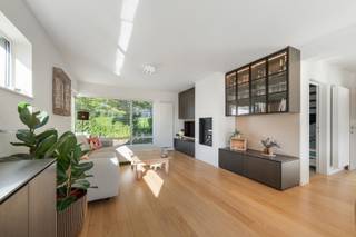 <p><span><strong>Deze ruime woning bezoeken op zaterdag 12 september tussen 10u en 14u? (Enkel op afspraak)</strong><br />Deze ruime woning is gelegen in een zeer rustige, residentiële wijk in Sint-Andries. Doorheen de jaren werd de woning verder uitgerust met zonnepanelen en airconditioning, wat bijdraagt aan het hedendaagse wooncomfort. Dankzij de centrale ligging bevinden scholen, winkels, openbaar vervoer en andere voorzieningen zich op korte afstand, met bovendien een vlotte bereikbaarheid.</span></p>
<p><span>Bij het betreden van de woning kom je in een royale inkomhal met grote raampartijen die toegang biedt tot de open en lichtrijke leefruimte, bestaande uit een gezellige zit- en eetplaats. Aansluitend bevindt zich de volledig uitgeruste keuken met praktische berging. Via de berging is de garage te bereiken.</span></p>
<p><span>Dankzij de grote raampartijen geniet de leefruimte van veel natuurlijk licht en een mooi zicht op de zonnige tuin. De open indeling en aangename lichtinval zorgen voor een warme en uitnodigende leefomgeving. Op het gelijkvloers is bovendien een afzonderlijk gastentoilet aanwezig.</span></p>
<p><span>De tuin beschikt over verschillende aangename plekjes aan de voor-, zij- en achterkant van de woning, waar het op elk moment van de dag aangenaam vertoeven is. Daarnaast is er een ruime tuinberging aanwezig.</span></p>
<p><span>De eerste verdieping beschikt over drie ruime slaapkamers, elk voorzien van inbouwkasten, en een kleinere kamer die momenteel gebruikt wordt als bureau. Verder bevinden zich op deze verdieping een afzonderlijk toilet en een ruime badkamer met douche.</span></p>
<p><span>Verder beschikt de woning over een ruime zolder die te bereiken is via een uitschuifbare trap.</span></p>
<p><span>De woning beschikt bovendien over een garage en een ruime oprit met plaats voor een wagen.</span></p>
<p><span>Er zijn geen maatregelen gevonden op dit kadastraal perceel volgens onze opvraging bij het Maatregelenregister.</span></p>
<p><span>Benieuwd naar deze woning?</span></p>
<p><span>Contacteer Beau via beau@waeyler.be of 0470 54 16 27.</span></p>