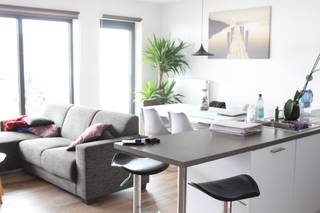 <p><strong>Plan je afspraak via www.living-stone.be.</strong></p><p>Dit instapklare appartement met 2 slaapkamers in Sint-Jans-Molenbeek bevindt zich op de derde verdieping van een verzorgd gebouw met lift. Dankzij de praktische indeling en de comfortabele leefruimtes is dit een aangename woonst voor wie op zoek is naar comfort en een vlotte bereikbaarheid.</p><p>Het appartement bestaat uit een inkomhal met gastentoilet, een lichtrijke leefruimte, een functionele keuken en een handige berging. Verder beschikt het over 2 slaapkamers en een badkamer.</p><p>Een private autostaanplaats is inbegrepen, wat een extra troef vormt in deze gegeerde omgeving.</p><p>Met een EPC van 87 kWh/m² geniet u bovendien van een energiezuinige woning.</p><p><strong>Beschikbaar vanaf 01/10/2026.</strong></p>