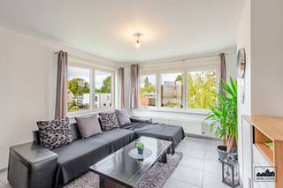 Bent u op zoek naar een appartement met 2 slaapkamers op een toplocatie in Sint-Niklaas? Dan is dit zeker iets voor u.Of u nu op zoek bent naar een investering of een eigen appartement, dit appartement is interessant voor beiden. Het bevindt zich nabij het centrum van Sint-Niklaas. Ontspanning, openbaar vervoer en winkels bevinden zich op fietsafstand.Het appartement bevindt zich op de tweede verdieping. Wanneer u het appartement betreedt wordt u verwelkomd in de inkomhal. Via deze weg komt u uit in de ruime living. Naast de living kan u de keuken terugvinden. Aan de keuken is een praktische berging aanwezig. Ook het terras is te bereiken via de keuken. Verder heeft u nog een hal die de weg maakt voor de 2 slaapkamers.Vooraan het appartement kan u de staanplaats terugvinden. Deze zit in de verkoopprijs. Op dit moment is het appartement verhuurd.Troeven:- ligging- staanplaats- nieuwe ramen- lage kost gemeenschappelijke delenPlan nu u afspraak in via kasper.maes@immo-zone.be of bel naar 0470 50 98 57.