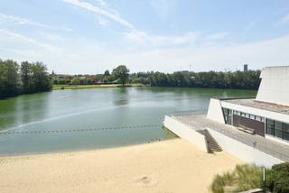 <br />Dit lichtrijk appartement beschikt over: woonkamer met open zicht op het meer geeft uit op een ruim zonneterras. De moderne open keuken met eiland sluit perfect aan bij de leefruimte.<br />Achteraan bevinden zich twee volwaardige slaapkamers, beide met toegang tot het terras waar u geniet van de ochtendzon.<br />Verder beschikt het appartement over een stijlvolle douchekamer met inloopdouche en een apart gastentoilet.<br /><br />Extra troeven zijn de fietsberging, het vernieuwde gemeenschappelijke zwembad, het private strand en het prachtig onderhouden park.<br />Mogelijkheid tot exclusief gebruik van een parkingplaats tijdens de zomermaanden.<br /><br />Info en bezoek: Andries De Leyn – 0472 53 66 09