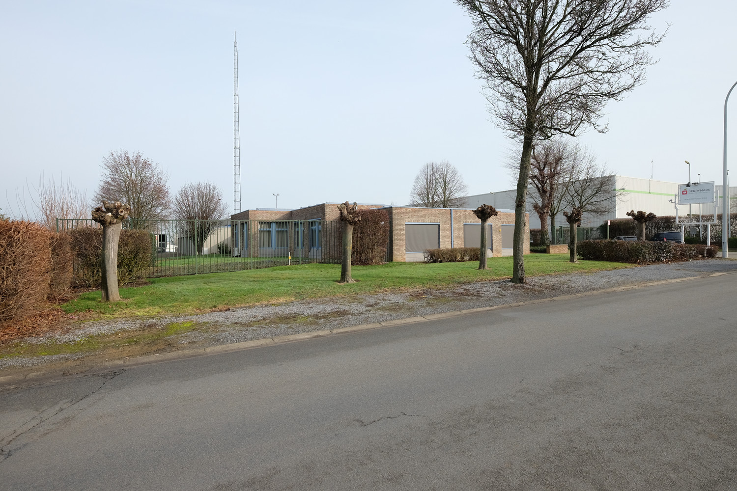 Commercial à louer à Saint-Trond - photo 1