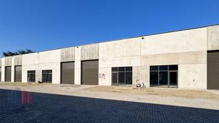 Nieuwbouw KMO-unit met een oppervlakte van 480 m² te huur met een fantastische ligging langs de commerciële Brusselbaan te Hekelgem (Affligem).De...