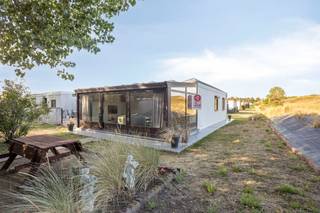 Deze onlangs gerenoveerde vakantiewoning (60 m²) ligt in een recreatiedomein, naast het natuurreservaat van de Doornpanne-duinen, en op slechts enkele minuten wandelen van het gemeentelijk zwembad en de tennis- en padelclub.<br /><br />De woning werd in 2010 gerenoveerd en er werd een veranda bijgebouwd. Bovendien zijn er sinds 2019 twaalf zonnepanelen op het dak geïnstalleerd en is de elektrische installatie vernieuwd. Het is dus uw ideale tweede verblijf aan de kust. De woning wordt bij voorkeur volledig gemeubeld verkocht, zodat u er direct na de ondertekening van de akte van kunt genieten.<br /><br />Indeling: woonkamer, keuken, badkamer met douche en toilet, en twee slaapkamers. Parkeermogelijkheid naast het huis.<br /><br />Geïnteresseerd? Neem dan meteen contact op met Ron Verhaeghe via ron.verhaeghe@dewaele.com of via het nummer 0470/85.29.80<br /><br />Dit pand is onderworpen aan de renovatieverplichting van de Vlaamse overheid voor residentiële gebouwen (behoudens bij sloop binnen 5 jaar na de aankoop). Consulteer voor meer informatie de website van het Vlaams Energie- en Klimaatagentschap via https://www.vlaanderen.be/een-woning-kopen/renovatieverplichting-voor-residentiele-gebouwen<br /><br />Bestuursmaatregelen in het maatregelenregister: nee