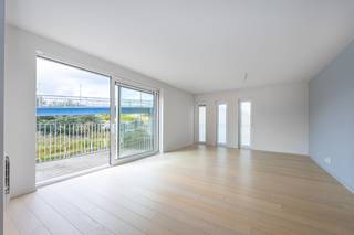 Ontdek dit prachtig gerenoveerd appartement in het hartje van Bredene, ideaal als vaste woonst of tweede verblijf aan zee. Hier geniet u van...