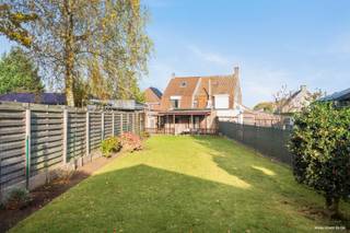Halfopen woning met 2slpk, veel potentieel en zonnige tuin te LauweOntdek deze charmante halfopen woning met talloze mogelijkheden. Indeling is als...