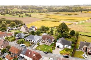 Voor een bezoek aan deze prachtige eigendom bel Saimen: 0470 79 24 20 of mail: saimen@cornelis-partners.beOntdek deze prachtige open bebouwing in een...