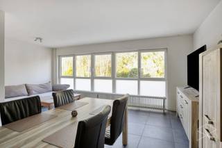 <strong>Appartement met 3 slaapkamers te koop in Ham</strong><br /><br />In de Zandstraat, in het centrum van Kwaadmechelen (Ham), vinden we dit leuke appartement. Winkels, scholen, horeca én openbaar vervoer zijn vlot bereikbaar. De oprit van de E313 bevindt zich op slechts enkele minuutjes rijden.<br /><br />Het appartement werd volledig gerenoveerd in 2019-2020. We betreden het appartement via de inkomhal met apart gastentoilet. Vanuit de inkomhal komen we binnen in de ruime leefruimte met open keuken. De grote ramen vallen hier meteen op, deze zorgen voor veel natuurlijke lichtinval in deze ruimte. De keuken is voorzien van een spoelbak, elektrisch vuur, een oven en frigo.<br /><br />Verder bevinden zich aan de achterzijde van het appartement drie ruime slaapkamers en de badkamer. De badkamer is voorzien van een lavabo en een nieuwe douche (2026).<br /><br />De centrale verwarming gebeurt via radiatoren op aardgas (condenserende ketel) en de ramen zijn voorzien van HR-beglazing (PVC). De berekende energiescore bedraagt 148 kWh/m²jaar wat resulteert in een energielabel B.<br /><br />Verder is er nog een mogelijkheid tot het bij aankopen van een garagebox voor een bedrag van 15.000,00 euro.<br /><br />Dit appartement wordt momenteel verhuurd dus kan ideaal dienen als investering.<br /><br />Spreekt dit leuke appartement jou aan? Contacteer ons via info@bosmanvastgoed.be voor meer info of een bezoek ter plaatse. Wij helpen je graag verder!