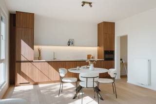 <p><span>Stijlvol wonen op een toplocatie met uitzicht en toekomstwaarde</span></p><p><span>Op een gegeerde locatie in Antwerpen, vlak bij het bruisende Zuid, bevindt zich dit karaktervolle appartement in een volledig vernieuwd residentieel gebouw. Hier woont u in een aangename woonomgeving met alle stadsvoorzieningen binnen handbereik, terwijl u tegelijk geniet van open zichten en een groene toekomst dankzij de ontwikkeling van Ringpark Zuid.</span></p><p><span>Het gebouw onderging een grondige totaal renovatie waarbij zowel de gemeenschappelijke delen als de technische infrastructuur volledig werden vernieuwd. Hierdoor combineert u het comfort van een nieuwbouwgevoel met de charme van een bestaande stadsresidentie.</span></p><p><span>Beschikbare entiteiten</span></p><ul><li><span>V1</span><span> Appartement met 1 slaapkamer ca. 75 m² licht op te frissen & verhuurd (leeg 1 oktober), </span><span>269.000 euro.</span></li><li><span>V2</span><span> Appartement met 2 slaapkamers ca. 75 m² hoogwaardig afgewerkt en onmiddellijk beschikbaar </span><span>339.000 euro.</span></li><li><span>V3</span><span> Appartement met 2 slaapkamers ca. 70 m² hoogwaardig afgewerkt en onmiddellijk beschikbaar </span><span>329.000 euro. </span></li></ul><p><span>De woonruimte baadt in natuurlijk licht dankzij de royale raampartijen en creëert een aangenaam gevoel van ruimte door de hoge plafonds. De gunstige ligging zorgt ervoor dat u dagelijks kunt genieten van zonrijke namiddagen en sfeervolle avonden in uw leefomgeving.</span></p><p><span>De hedendaagse keuken vormt het hart van de woning en werd uitgerust met kwaliteitsvolle apparatuur en een eigentijds design. Een plek waar functionaliteit en gezelligheid naadloos samenkomen.</span></p><p><span>De appartementen beschikken over een ruime slaapkamer, aangevuld met extra mogelijkheden voor een thuiswerkplek, dressing of hobbyruimte. De stijlvolle badkamer en praktische wasberging verhogen het dagelijkse wooncomfort.</span></p><p><span>Elke woonentiteit beschikt bovendien over een private kelderberging van ongeveer 8 m², ideaal voor extra opslagruimte.</span></p><p><span>Voor wie zorgeloos wil parkeren, is er op het gelijkvloers de mogelijkheid om een autostaanplaats aan te kopen voor </span><span>30.000</span><span> euro.</span></p><h3><span>Waarom kiezen voor dit project?</span></h3><ul><li><span>Volledig gerenoveerd gebouw met vernieuwde technieken en infrastructuur</span></li><li><span>Energiezuinige woonentiteiten met gunstig EPC</span></li><li><span>Asbestveilig</span></li><li><span>Open zichten op de Konijnenweide</span></li><li><span>Extra meerwaarde door de toekomstige ontwikkeling van Ringpark Zuid</span></li><li><span>Uitstekende bereikbaarheid met vlotte verbindingen naar centrum en invalswegen</span></li><li><span>Mogelijkheid tot parkeren in het gebouw</span></li><li><span>Kleinschalige residentie met beperkt aantal appartementen</span></li><li><span>Hoogwaardige afwerking en onmiddellijk instapklaar</span></li></ul><p><span>Een unieke opportuniteit voor zowel eigen bewoning als investering, op een locatie waar woonkwaliteit, bereikbaarheid en toekomstig groeipotentieel samenkomen.</span></p><p><span> </span></p><p><span> </span></p><p><span>Laat uzelf snel overtuigen en contacteer ons voor een bezichtiging. </span></p><p><span> </span></p>