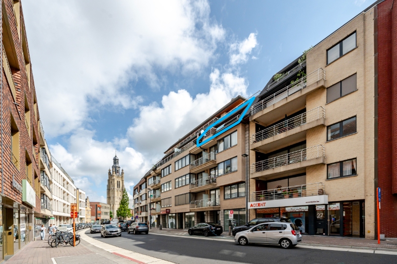 Roeselare-centrum. Lichtrijk 2-slaapkamerappartement in hartje Roeselare met vooraan en achteraan prachtige terrassen. Overal dichtbij en op 4 hoog gelegen ! - foto 2