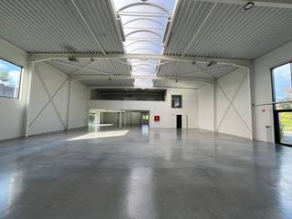 Uitstekend gelegen bedrijfsgebouw nabij de E17. De loods bevindt zich op een perceel van 1.993m² en omvat een magazijn van 570 m² met een vrije...