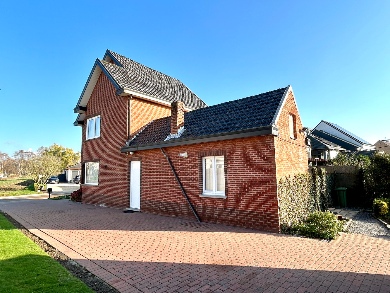 Degelijke, te renoveren half open bebouwing op ruim perceel. - foto 3