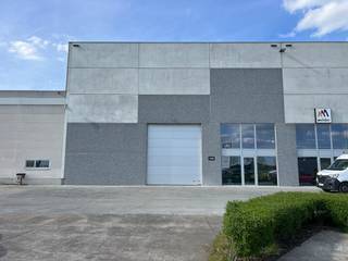 Entrepôt d'environ 577 m² situé sur une route d'accès très fréquentée à Hooglede. La propriété bénéficie d'une excellente accessibilité et...