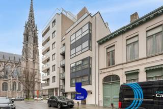 Deze studio bevindt zich op een uitstekende locatie in Oostende, op wandelafstand van het station en het strand.<br /><br />Gelegen in een recent gebouw (bouwjaar 2015) en aan de rustige achterzijde van het gebouw, verkeert deze studio in perfecte staat. De indeling omvat een lichtrijke leefruimte met open keuken, die uitgeeft op een aangenaam terras. Daarnaast is er een badkamer met aansluiting voor een wasmachine.<br /><br />De elektrische installatie is conform (blanco keuringsattest) en het appartement beschikt over een gunstig EPC-label B.<br />De woonst is momenteel verhuurd via Woonsprong. De huurovereenkomst kan worden opgezegd tegen 01/09/2027. De huidige huurprijs bedraagt € 507,11 per maand, vermeerderd met € 40 vaste kosten.<br /><br />Voor investeerders biedt dit pand interessante voordelen: er wordt slechts 7% registratierecht betaald in plaats van 12%.<br />Het appartement wordt verkocht onder het erfpachtstelsel.