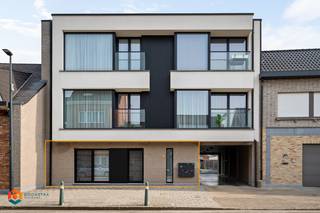 Op een goede locatie te Koningshooikt bevindt zich dit prachtig gelijkvloers appartement (2019) met 2 slaapkamers en ruim terras met tuintje...