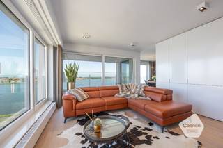 <ul>
<li><strong>Modern instapklaar appartement</strong> met mooi zonneterras aan de rand van de Spuikom te Bredene met panoramische uitzicht!</li>
<li>Omschrijving: inkomhal, ruime & lichtrijke living met aansluitend een <strong>mooi ruim terras</strong> met een prachtig & uniek open zicht , aansluitend een volledig ingerichte strakke open keuken, verder een afzonderlijke berging voorzien van aansluiting voor wasmachine, een toilet, <strong>3 slaapkamers en 2 badkamers. </strong></li>
<li>De grote raampartijen bieden een maximaal licht- en zoncomfort in combinatie met een gunstige zonoriëntatie! Je kunt er zowel genieten van de ochtendzon, de namiddagzon als van een idyllischezonsondergang!</li>
<li>Er is een gemeenschappelijke <strong>fietsenberging </strong>en vuilnislokaal in het gebouw aanwezig.</li>
<li>Mogelijkheid tot aankoop van een autostaanplaats of een <strong>dubbele garagebox</strong> in hetzelfde gebouw!</li>
</ul>
Dit pareltje is zeer rustig gelegen en bevindt zich bovendien op wandelafstand van het winkelcentrum van Bredene en vlakbij het openbaar vervoer! Zeker een bezoek waard!