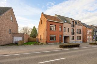 INDELINGGELIJKVLOERSInkomhal met trap naar de verdieping. Woonkamer ingedeeld in 2 compartimenten. Keuken/zij-inkom.Badkamer voorzien van ligbad en...