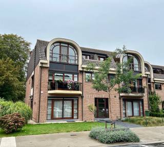 <p><span>Ontdek dit comfortabele en instapklare appartement gesitueerd in een mooi en zeer goed onderhouden gebouw (bwjr 2001).</span></p><p><span> </span></p><p><span>Indeling</span><span> : u betreedt een zeer ruime open woonkamer met veel lichtinval waarbij de halfronde ramen een weids uitzicht bieden op een groene omgeving en het nabijgelegen treinstation. De ingerichte keuken biedt toegang tot een klein terrasje, verder is het appartement voorzien van twee degelijke slaapkamers, een ruime wasplaats annex berging, een apart toilet en een vernieuwde, moderne badkamer.</span></p><p><span>Achter het gebouw gelegen, bevindt zich een bijhorende garagebox</span></p><p><span> </span></p><p><span>Locatie</span><span> : zeer gunstig gelegen nabij het station en het centrum omgeven door groen.</span></p><p><span> </span></p><p><span>Extra's</span><span> : ruimtelijk gevoel, in 2024 werd er airco geïnstalleerd alsook 8 zonnepanelen, conforme elektriciteit, e-peil = B</span></p>