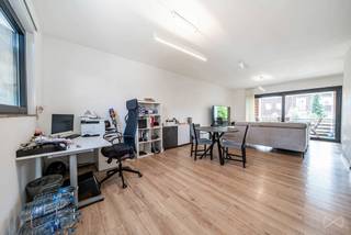 Informatie & bezoeken: anastasia.s@weinvest.be | +32 2 315 77 22<br /><br />Ideaal gelegen in Groot-Bijgaarden, aan de onmiddellijke rand van Brussel, biedt We Invest u een unieke opportuniteit aan: een recent gebouw bestaande uit twee woongelegenheden.<br /><br />De woning is gelegen in een rustige residentiële wijk en geniet van een uitstekende bereikbaarheid. Openbaar vervoer (bus en tram) bevindt zich op wandelafstand, terwijl de belangrijkste invalswegen, het Basilix Shopping Center, winkels, scholen en tal van voorzieningen zich op slechts enkele minuten bevinden.<br /><br />Het gebouw bestaat uit een appartement met twee slaapkamers en een prachtige triplex met twee slaapkamers, een dressing en een master suite met een eigen badkamer. Beide wooneenheden onderscheiden zich door hun ruime volumes, overvloedige natuurlijke lichtinval en hedendaagse afwerking met kwalitatieve materialen.<br /><br />Elke woonunit beschikt over een ruime en lichtrijke leefruimte, een volledig uitgeruste keuken, comfortabele woonruimtes en een aangenaam terras waar u optimaal van zonnige dagen kunt genieten. De triplex beschikt bovendien over een ruime berging op de bovenste verdieping, een extra troef voor optimaal dagelijks comfort.<br /><br />Buiten geniet u van een prachtige privatieve tuin met zwembad, een zeldzame meerwaarde die deze eigendom een exclusief karakter geeft. Deze buitenruimte biedt een oase van rust, terwijl u zich toch op slechts enkele minuten van Brussel bevindt.<br /><br />Deze eigendom is zowel ideaal voor investeerders die op zoek zijn naar een recent gebouw met een uitstekend rendementspotentieel als voor gezinnen die twee onafhankelijke woongelegenheden wensen. Dankzij de recente bouw, de uitstekende energieprestaties en de kwalitatieve afwerking vormt dit gebouw een unieke opportuniteit op de vastgoedmarkt.<br /><br />Elektrische installatie conform.<br /><br />EPC:<br /><br />Appartement: EPC A – Primair energieverbruik: 65 kWh/m²/jaar – CO₂-uitstoot: 1,17 kg/m²/jaar.<br />Triplex: EPC A – Primair energieverbruik: 90 kWh/m²/jaar – CO₂-uitstoot: 1,10 kg/m²/jaar.<br /><br />Neem vandaag nog contact met ons op om een bezoek te plannen en ontdek zelf het volledige potentieel van dit uitzonderlijke gebouw.