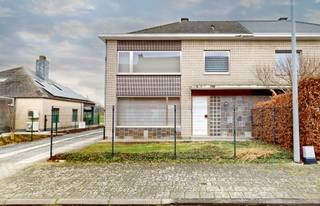 Op het einde van een verkeersluwe straat bevindt zich deze woning met 3 slaapkamers, oprit met garage, terras en tuin.<br /><br />De woning virtueel bezoeken kan op deze link:<br />https://my.matterport.com/show/?m=w6TXzbMp4E3<br /><br />De woning effectief bezichtigen kan na afspraak.<br /><br /><br />BESCHRIJVING TEERLINGVELDSTRAAT 49:<br /><br />Met een perceelsoppervlakte van ±487m² heeft de woning op het gelijkvloers een inkomhal met trap, apart wc, toegang tot vestiaire kast en bergruimte, een lichtrijke woonkamer en aanpalend de keuken met daarna een veranda en wasruimte. <br /><br />De woonkamer, voorzien van pelletkachel, is ruim en het daglicht via de raampartijen geeft een open sfeer. Het raam in de woonkamer geeft uit op het terras.<br /><br />Op de eerste verdieping bevinden zich 4 ruimtes: 3 (slaap)kamers en een badkamer met toilet. Er is een uitschuifbare trap naar de zolder.<br /><br />Achter de garage is er een overdekt terras met tuin en uitzicht op de velden. <br /><br />Het centrum van Nieuwerkerken is vlakbij, vlot en snel te bereiken per fiets, het centrum van Aalst op slechts 10 min. en de woning ligt op 5 min verwijderd van de opritten E40, Brussel-Gent.