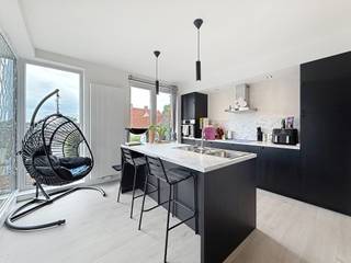Dit nieuwbouwappartement op de 1ste verdieping van het gebouw is gelegen in het centrum van Staden, op wandelafstand van het marktplein en diverse winkels.<br />Het appartement omvat inkomhal, lichtrijke leefruimte met open ingerichte keuken en aanpalend een terras, ruime berging/wasplaats, toilet, badkamer en 2 slaapkamers. <br /><br />Extra troeven:<br />* Zonnepanelen<br />* Gemeenschappelijke fietsenberging<br />* Parkeerplaats inclusief<br /> >> Er kan een extra parkeerplaats gehuurd worden: 20,00 EUR/maand<br /><br />Ook voorzien: zonnescreens aan de achterzijde, rolluiken bij bad-en slaapkamers, centrale tappunten voor regenwater, lift,...<br />Syndickosten: 40,00 EUR/maand<br />(EPC label A - UC0958)