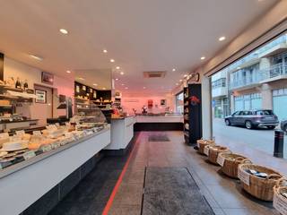 Op één van de beste hoeklocaties in het centrum van Heist bevindt zich deze prachtige handelszaak, op heden gekend als een zeer kwalitatieve delicatessenzaak. De enorme gevelbreedte, praktische indeling en goede energiescore zijn extra troeven. <br />Oppervlakte 142m² + kelder van +-25m².<br /><br />De indeling:<br />- Grote, lichtrijke winkelruimte met koeltogen en veel maatwerk. Elektrische screens en zonneluifels voorzien.<br />- Ingerichte keuken, <br />- Atelier met twee inloopfrigo's,<br />- Grote berging,<br />- Living/bureel,<br />- Toilet,<br />- Douchekamer,<br />- Privatieve ingang voor de leveranciers aan de zijkant van het gebouw.<br />- Grote kelder.