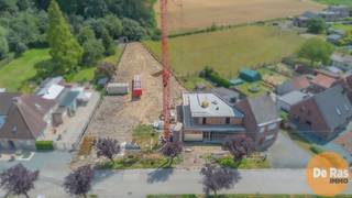 <em><strong>GIJZENZELE – Exclusieve, ruime BEN-nieuwbouwwoningen (HOB) met vier slaapkamers in landelijke omgeving.</strong></em><br /><em><strong>Dit wordt ongetwijfeld het meest prestigieuze project te Oosterzele. Kleinschalige verkaveling van 3 halfopen bebouwingen, rustig doch uitermate centraal gelegen. </strong></em><br /><br />Hoogwaardige afwerking met duurzame materialen, innovatieve technieken, hernieuwbare energie, regenwaterrecuperatie,… zijn hier het uitgangspunt. Naast zijn strakke architectonische uitstraling, gebruik van warme materialen en genietend van véél lichtinval door de aanwezigheid van glaspartijen. Leuke gevelschakeringen die extra dimensie brengt in aanzicht van de woningen. <br /><br />Deze woningen kennen een mooie gevelbreedte en bouwdiepte (18m op gelijkvloers), wat een aangenaam ruimtegevoel garandeert. De woningen worden elk afzonderlijk op maat afgewerkt. Vrijheid in keuzematerialen, alsook naar indeling kan er afwijkend van plan gekozen worden. Voorzien van; inkom met apart gastentoilet, lichtrijke leefruimte met open keuken, ruime berging en polyvalente ruimte (bureau/slaapkamer). Het verdiep afhankelijk van opstelling in te richten naar drie slaapkamers, wasplaats, badkamer en aparte douchekamer. <br /><br />Grenzend aan het beschermde Halve Maanbos te Gijzenzele, in een zéér rustige straat, met vlotte ontsluiting naar alle belangrijke invalswegen (E17 – E40 – R4) en in directe omgeving van winkels, scholen en openbaar. <br />Mooie tuinzone, genietend van de nodige privacy en rust. Deze wordt volledig ingezaaid, omheind en van terras voorzien. <br /><br />Inkijken en bespreking van bouwplannen, lastenboek, etc. na afspraak met kantoor: 053/60.65.60.<br />EPB-nieuwbouw.